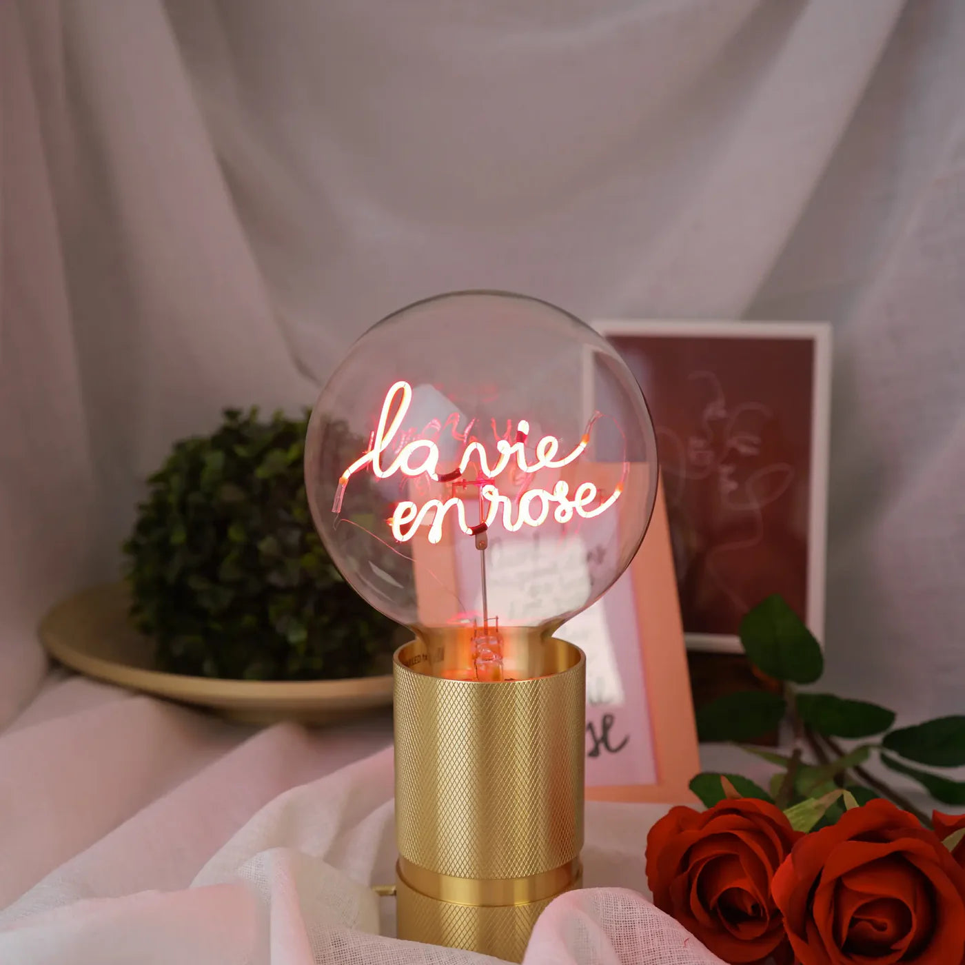 Message in the Bulb "La vie en rose" dans un socle doré