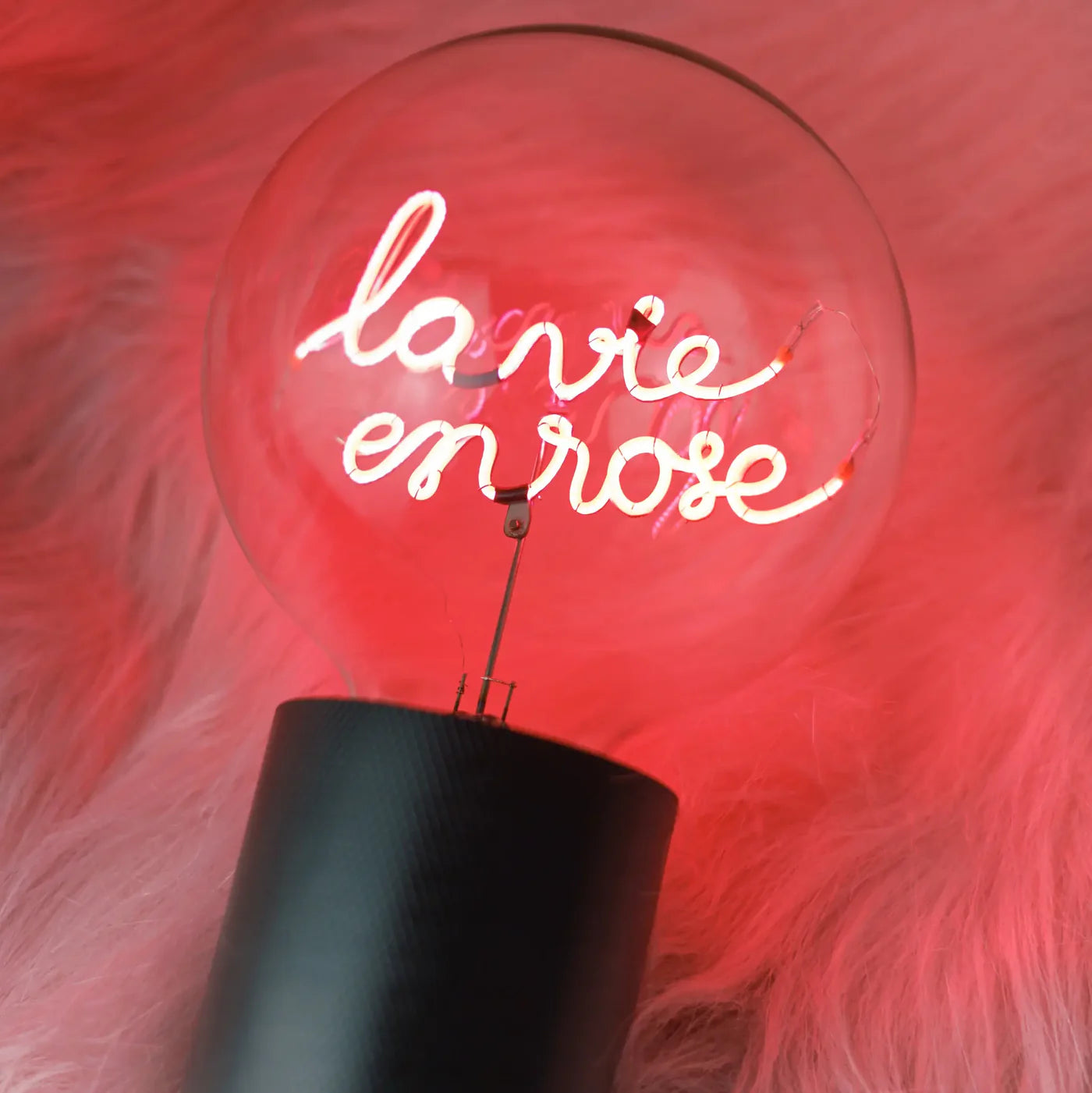 Ampoule MITB "La vie en rose" sur un socle noir