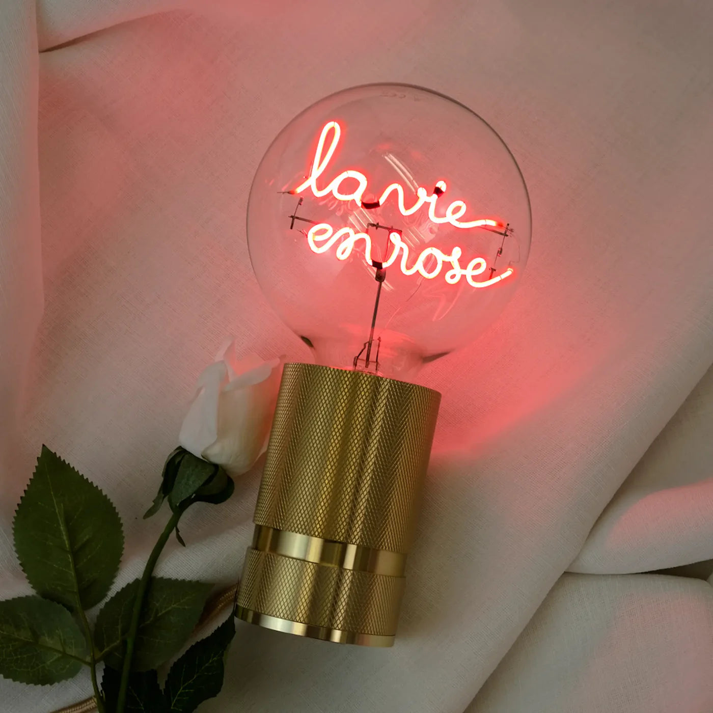 Ampoule MITB "La vie en rose" sur un socle doré