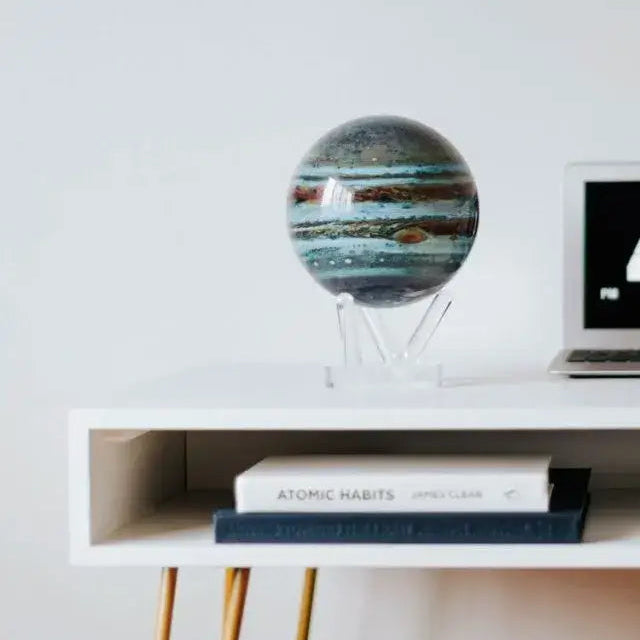 Mova Globe Jupiter posé sur un bureau