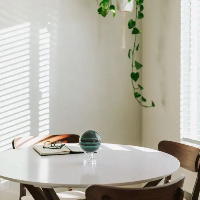 Mova Globe Jupiter sur une table de cuisine