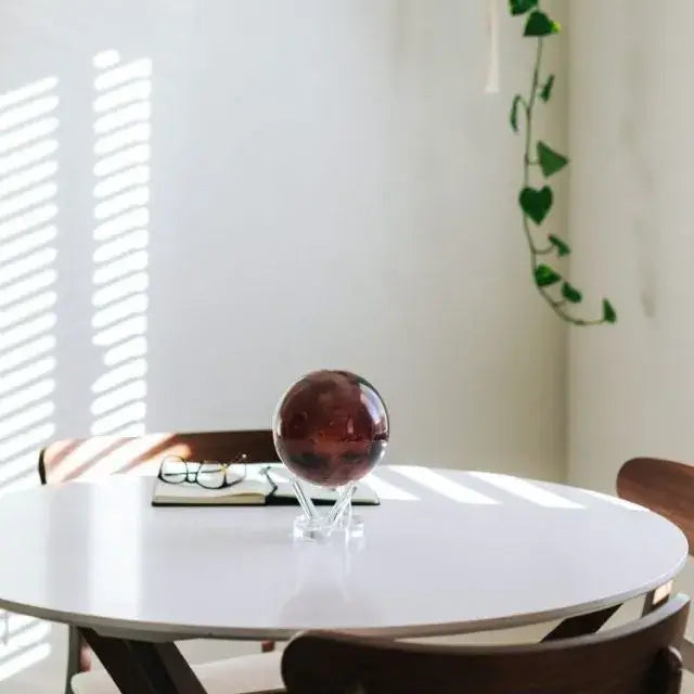 Mova Globe Mars posé sur la table d'une salle à manger