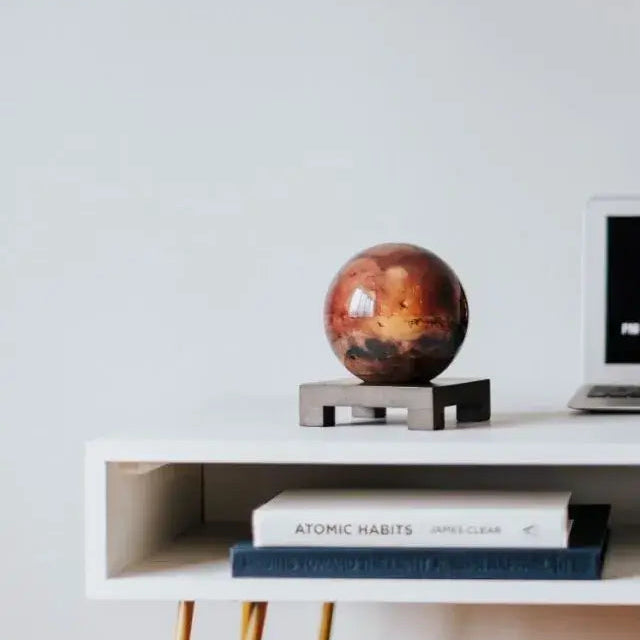 Mova Globe Mars sur un bureau