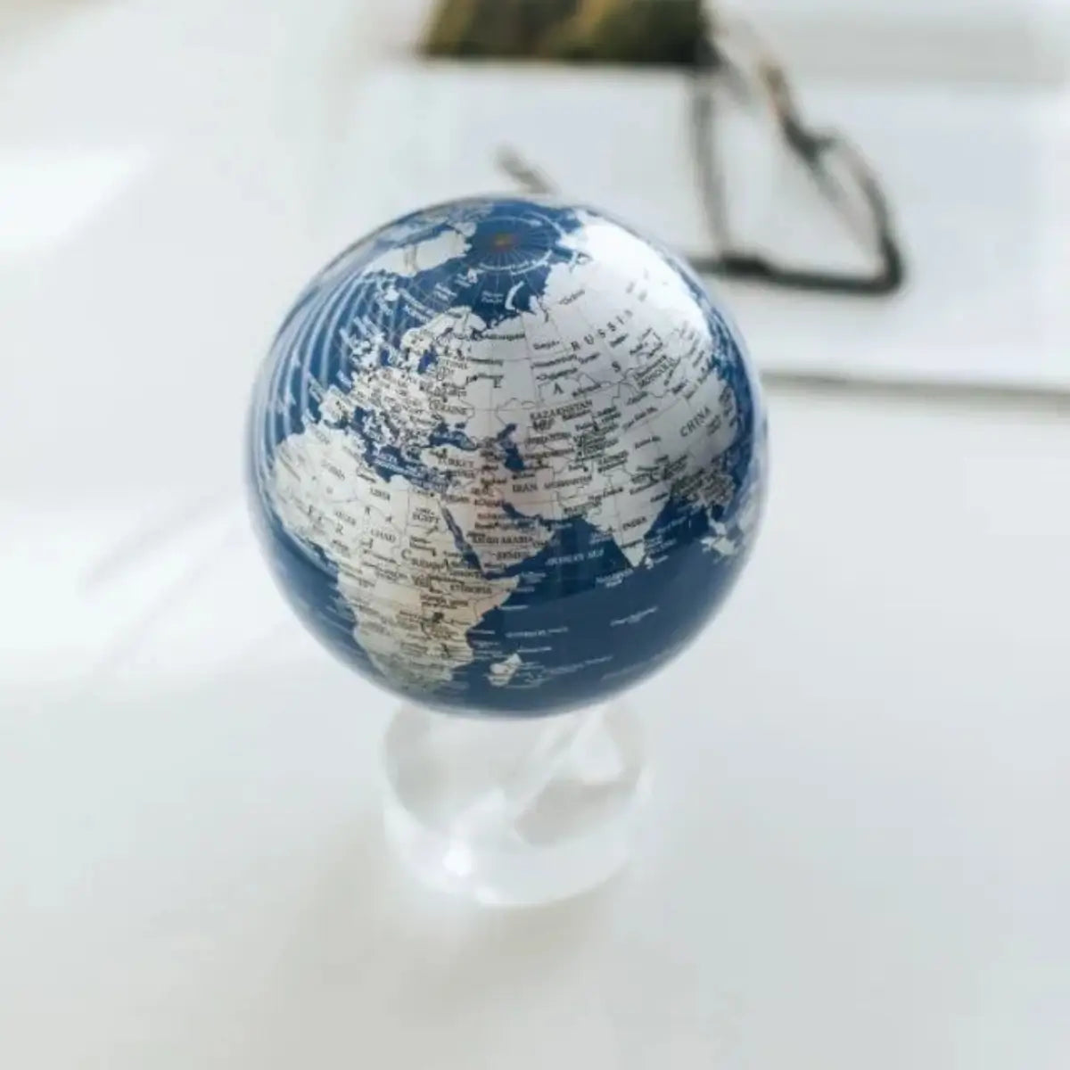 Mova Globe bleu/argent sur son socle