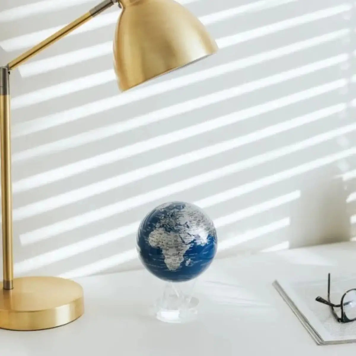 Mova Globe bleu/argent sur un bureau