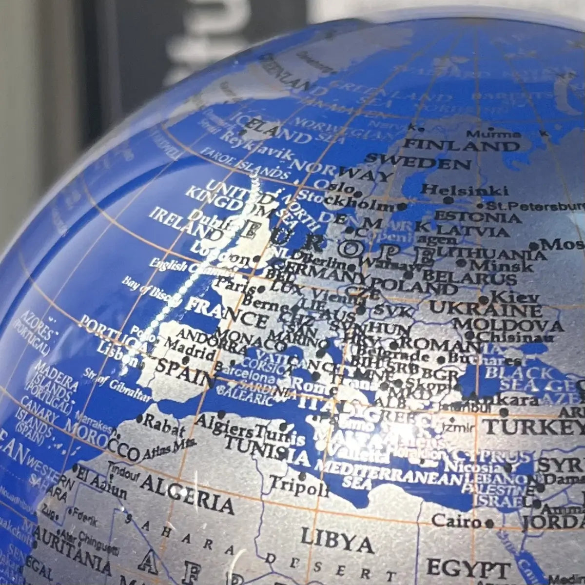 Mova Globe bleu/argent vue rapprochée