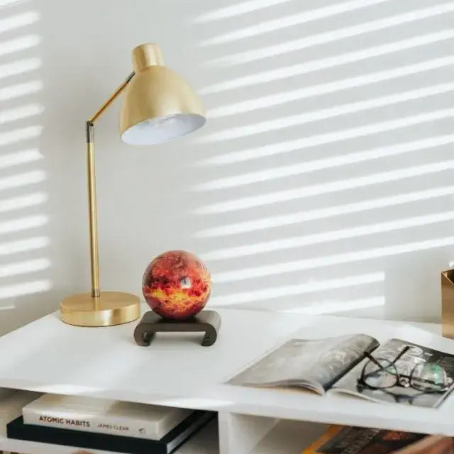 Mova Globe Vénus posé sur un bureau