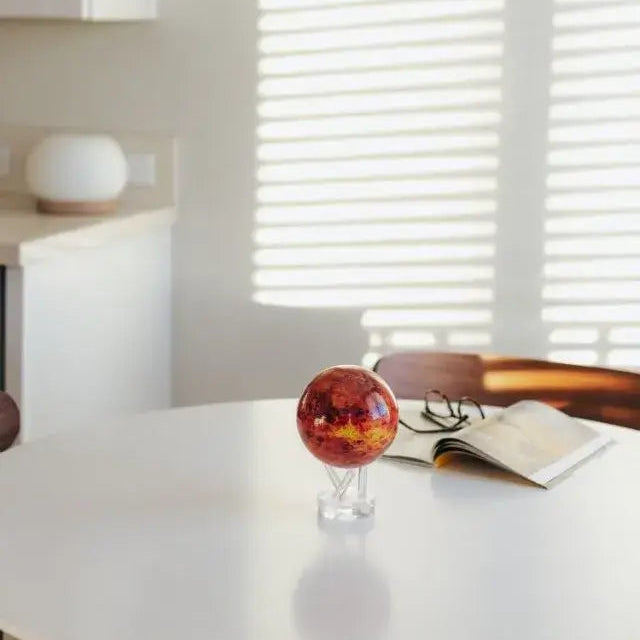 Mova Globe Vénus posé sur une table