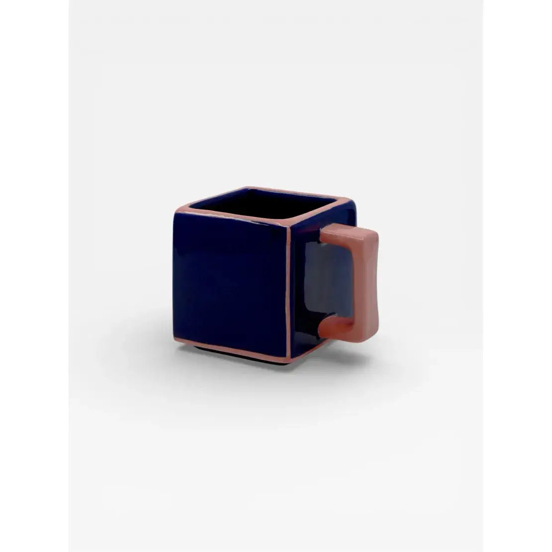 Mug en céramique bleu et rose design graphique Tile vu de trois quarts