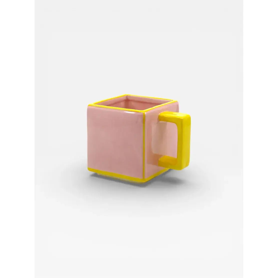 Mug en céramique rose et jaune design graphique Tile vu de trois quarts