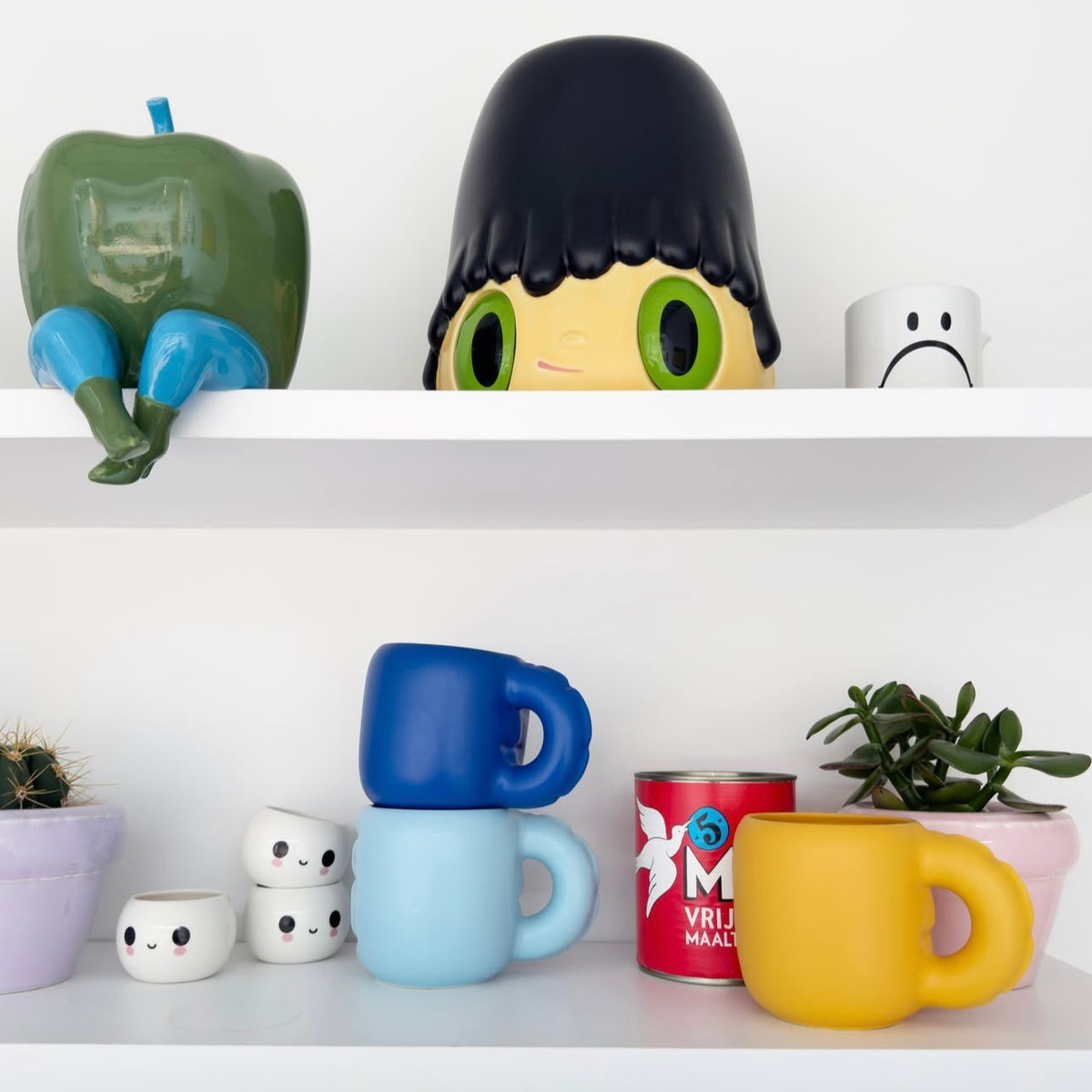 Mug Gaston en céramique jaune Home Studyo dans un intérieur