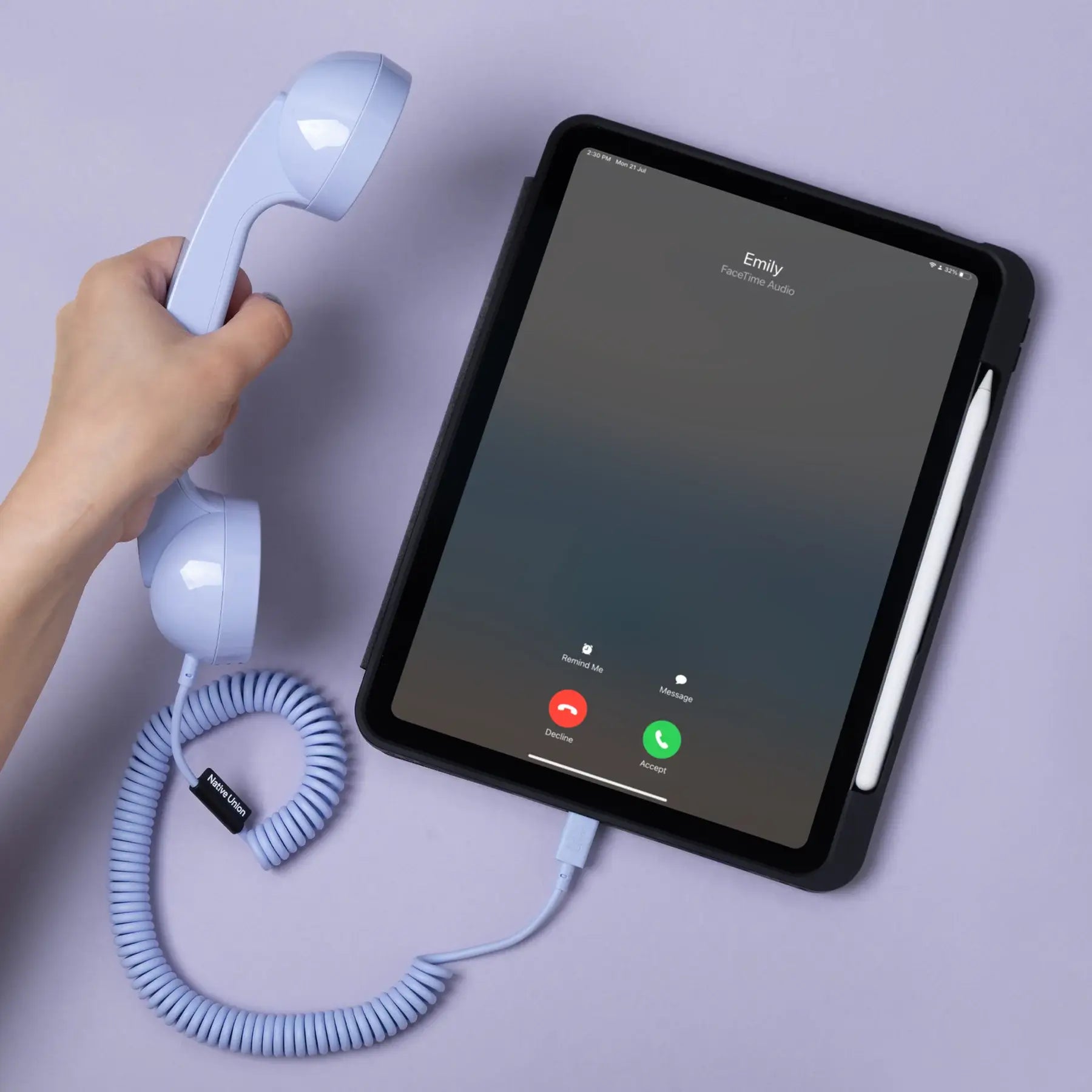 Combiné de téléphone Pop Phone Azur Citron branché à une tablette tactile pour passer un appel