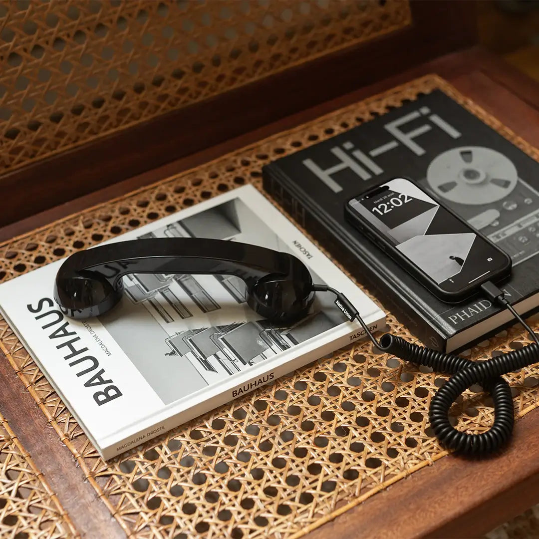 Combiné de téléphone Pop Phone Noir branché à un smartphone