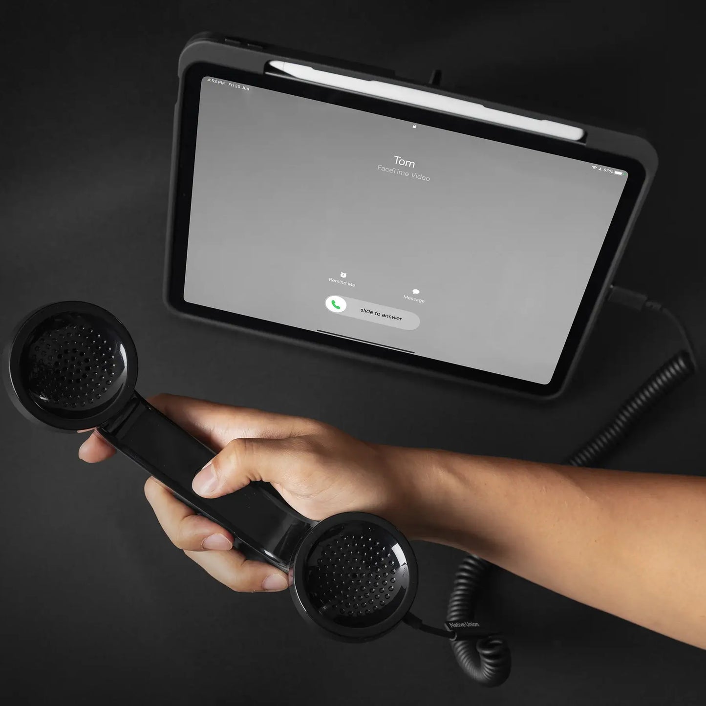 Utilisation du  Pop Phone noir avec une tablette tactile