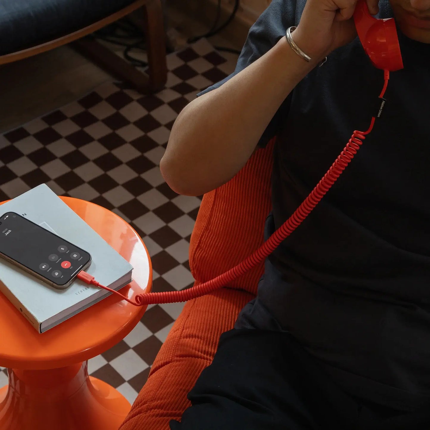 Combiné de téléphone Rouge Alarme Pop Phone de chez Native Union. Branché à un smartphone avec un câble USB-C.