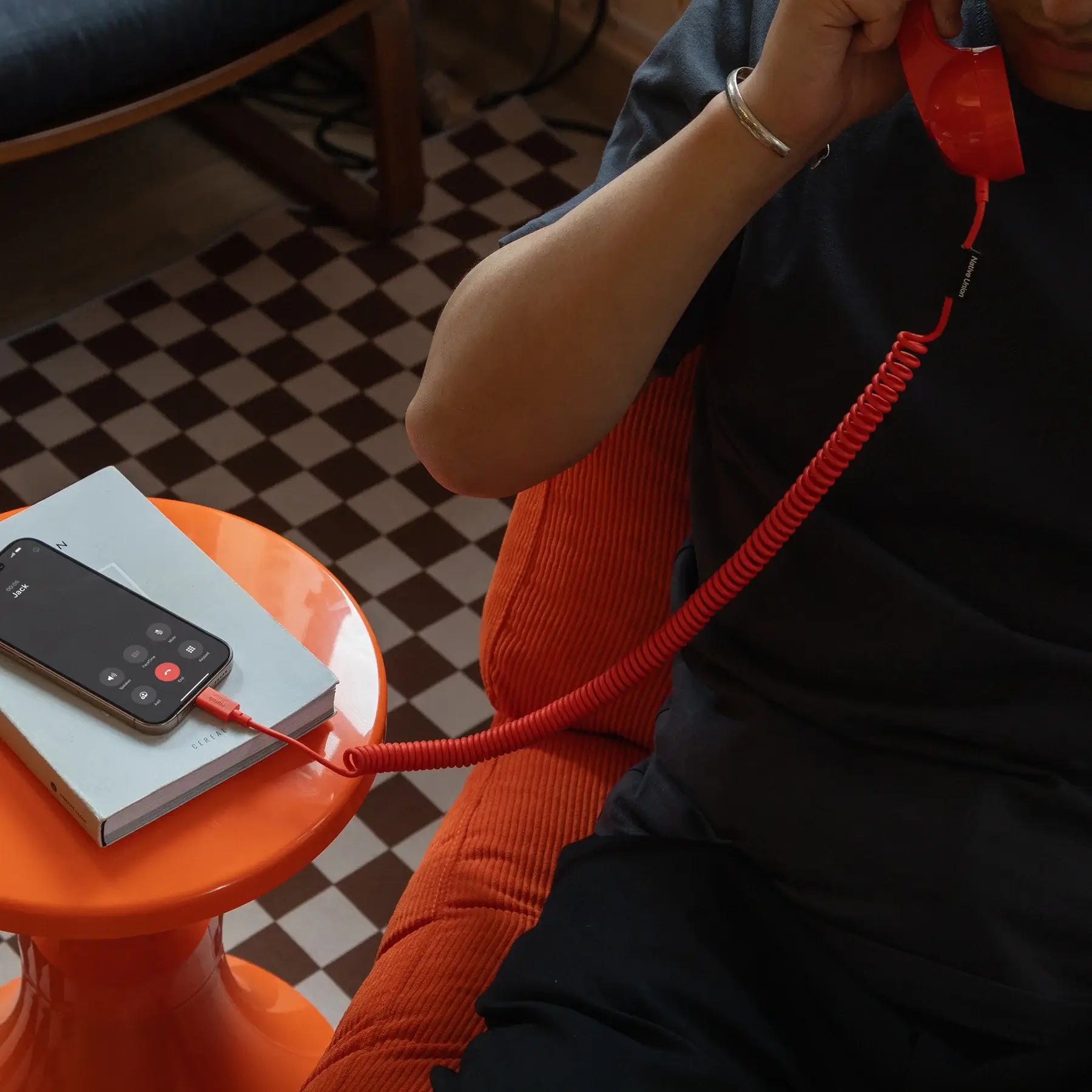 Combiné de téléphone Rouge Alarme Pop Phone de chez Native Union. Branché à un smartphone avec un câble USB-C.