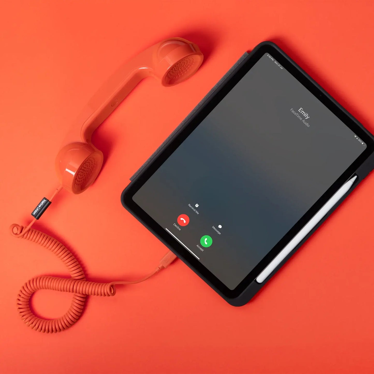 Combiné de téléphone Rouge Alarme Pop Phone de chez Native Union. Branché à une tablette avec un cable USB-C.