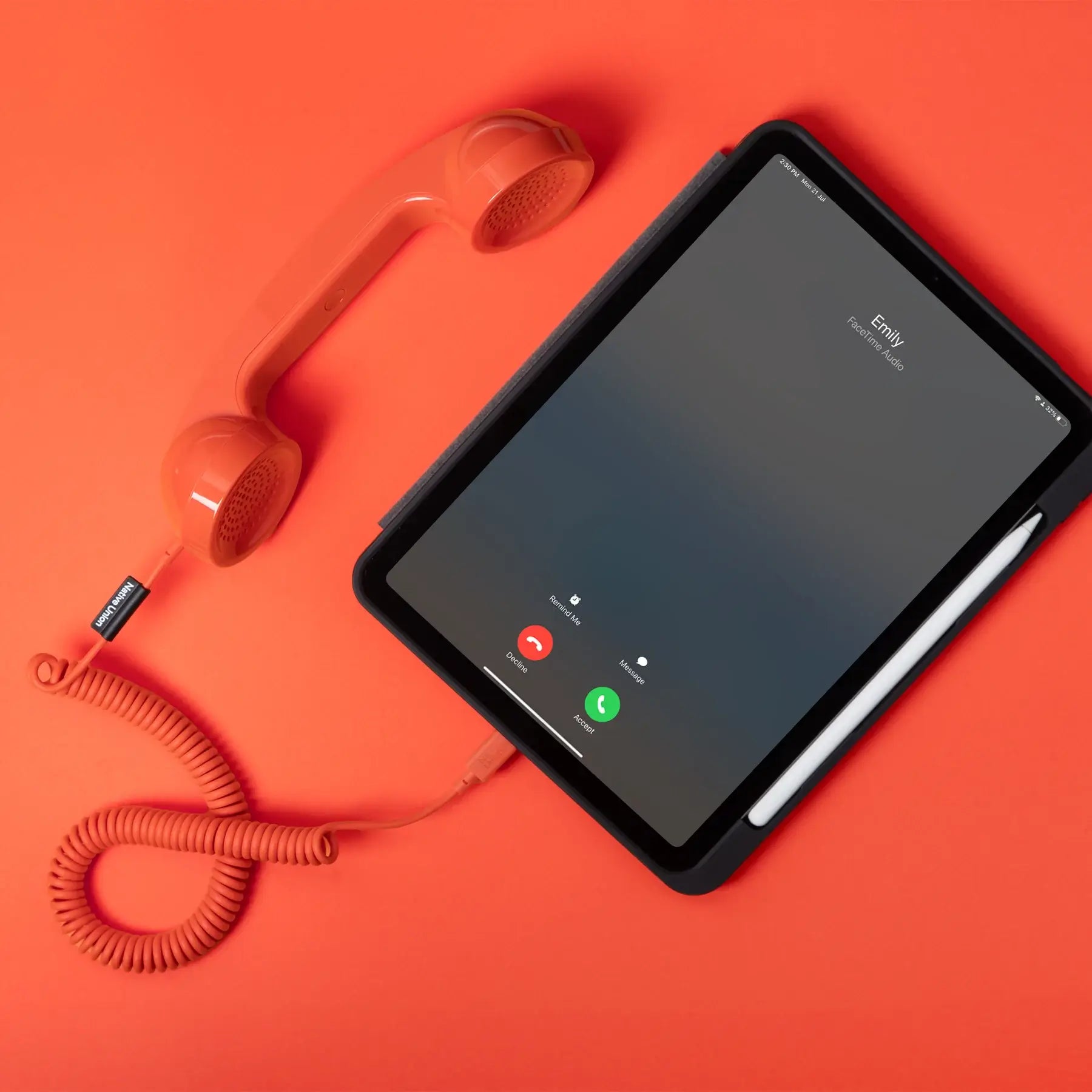 Combiné de téléphone Rouge Alarme Pop Phone de chez Native Union. Branché à une tablette avec un cable USB-C.