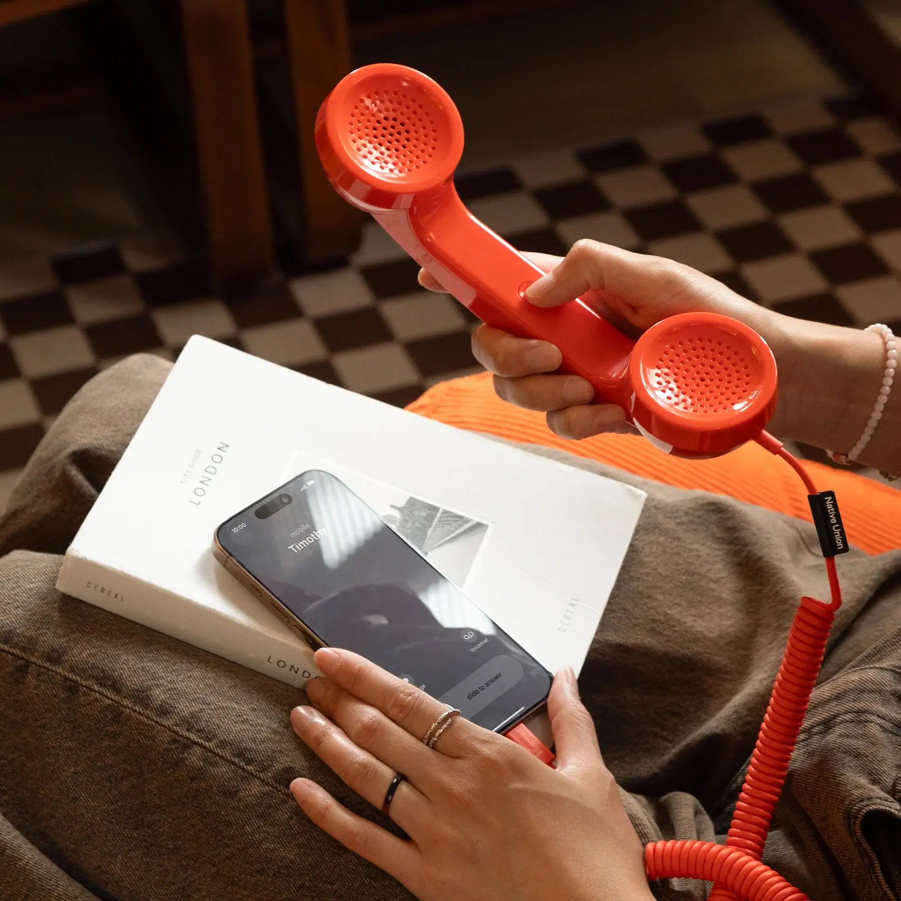 Combiné de téléphone Pop Phone Rouge Alarme de chez Native Union. Branché à un smartphone avec un câble USB-C