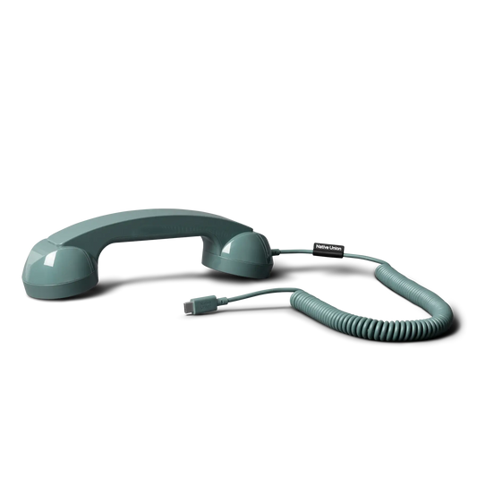 Combiné de téléphone Pop Phone Vert Ardoise de chez Native Union, avec son câble de branchement USB-C.