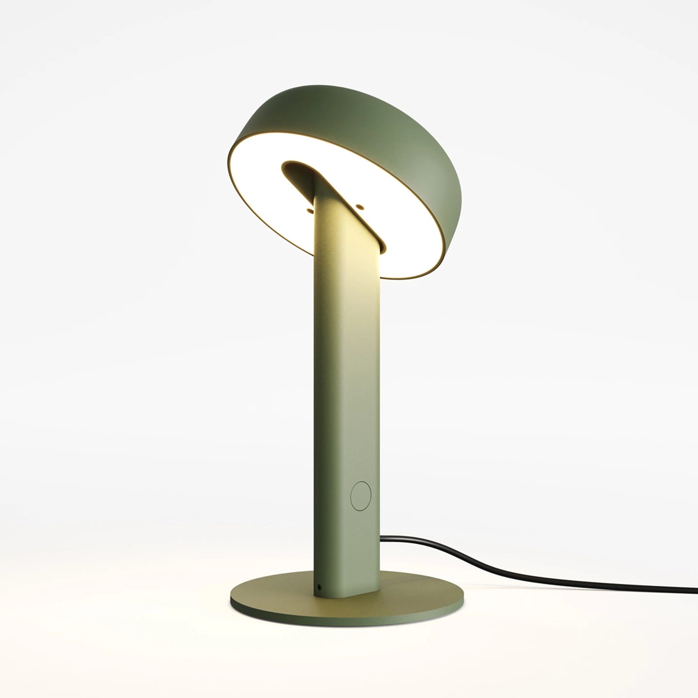 Lampe de table Tiptoe vert romarin allumée