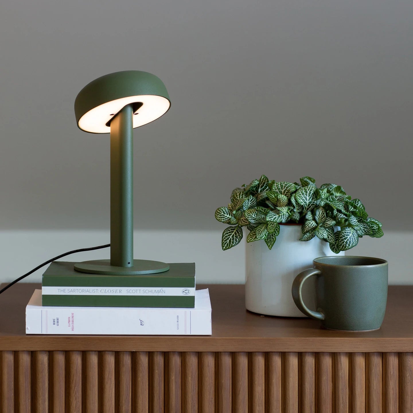Lampe de table Tiptoe vert romarin sur un buffet