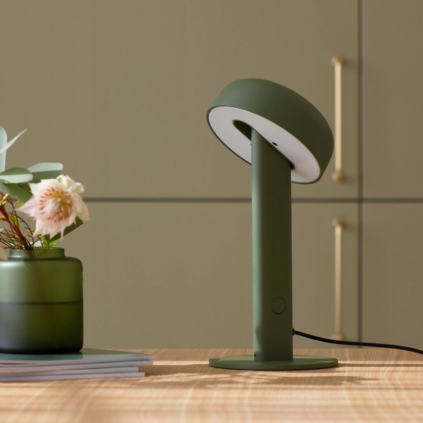 Lampe de table Tiptoe vert romarin sur une table