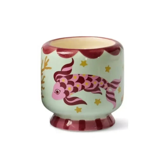 Bougie A Dopo Ocean Tide par Paddywax illustrée d'une carpe koi rose et rouge