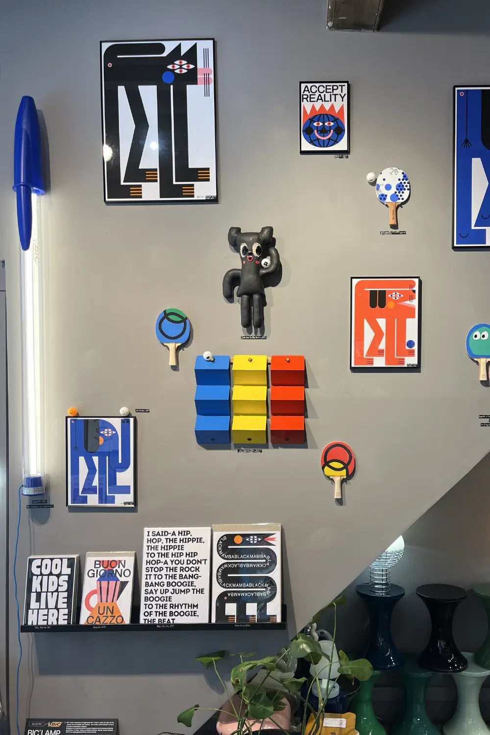 Mur triangle de la boutique Memento Mori avec l'Ours Jobe noir de Bas Kosters