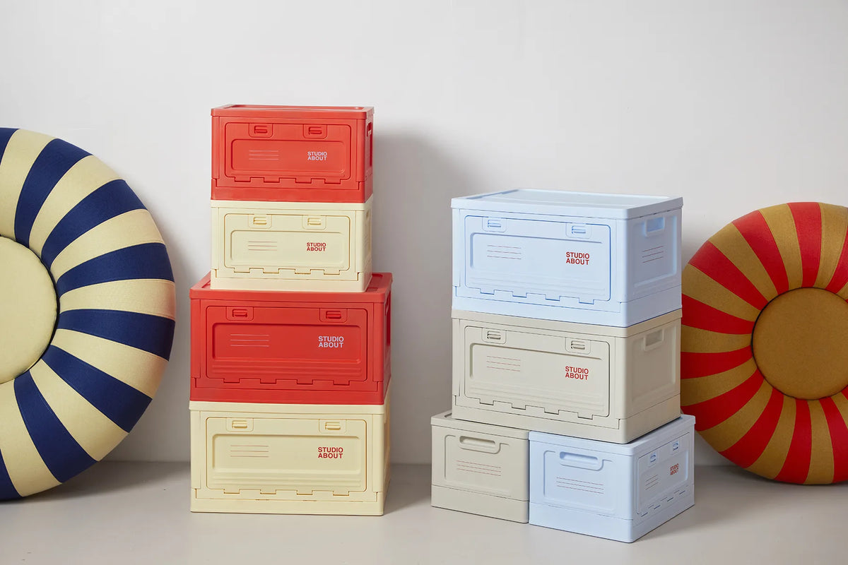 BOX Studio About Gris clair associée aux coloris rouge, jaune et bleu