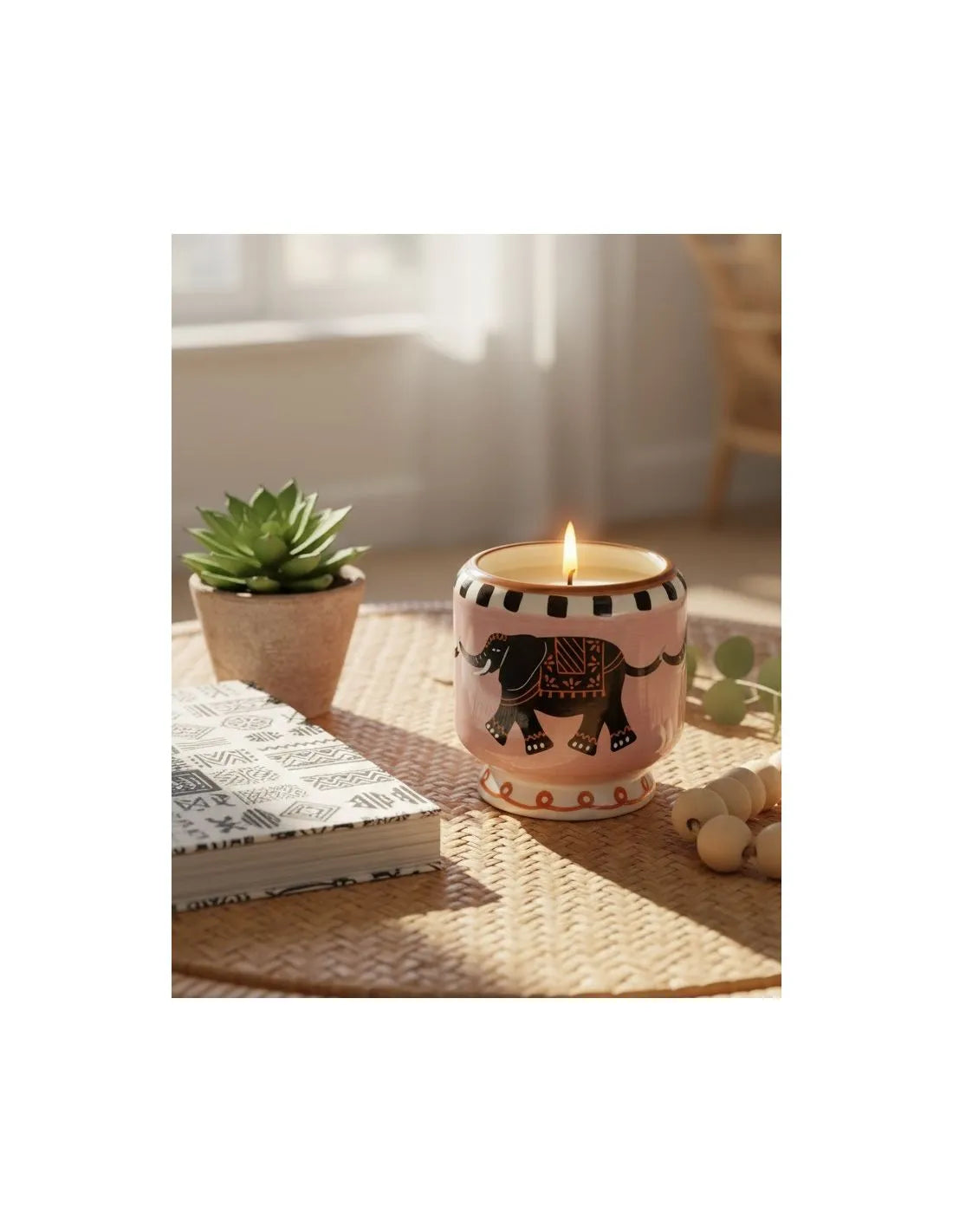 Bougie Adopo Éléphant Noir de chez Paddywax dans un salon