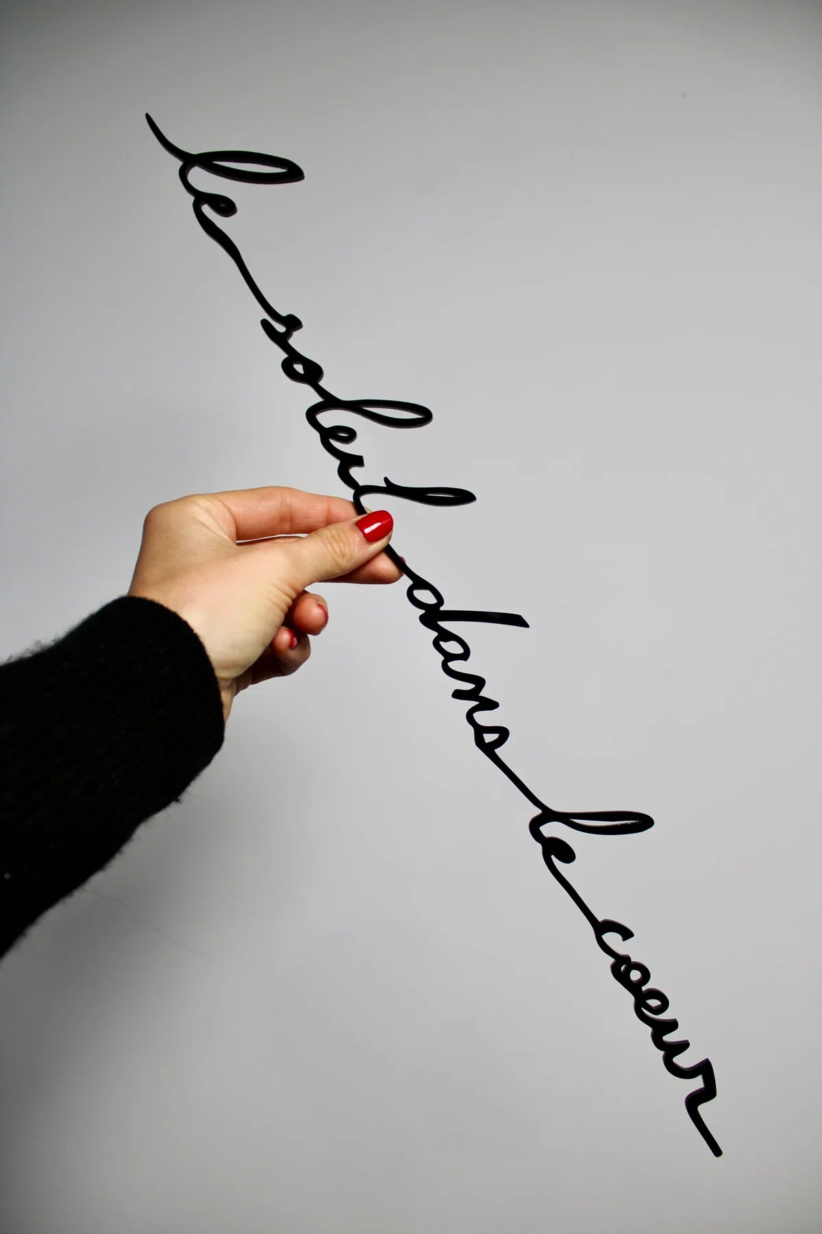 Phrase murale "Le soleil dans le cœur" en plexiglas recyclé finition noir