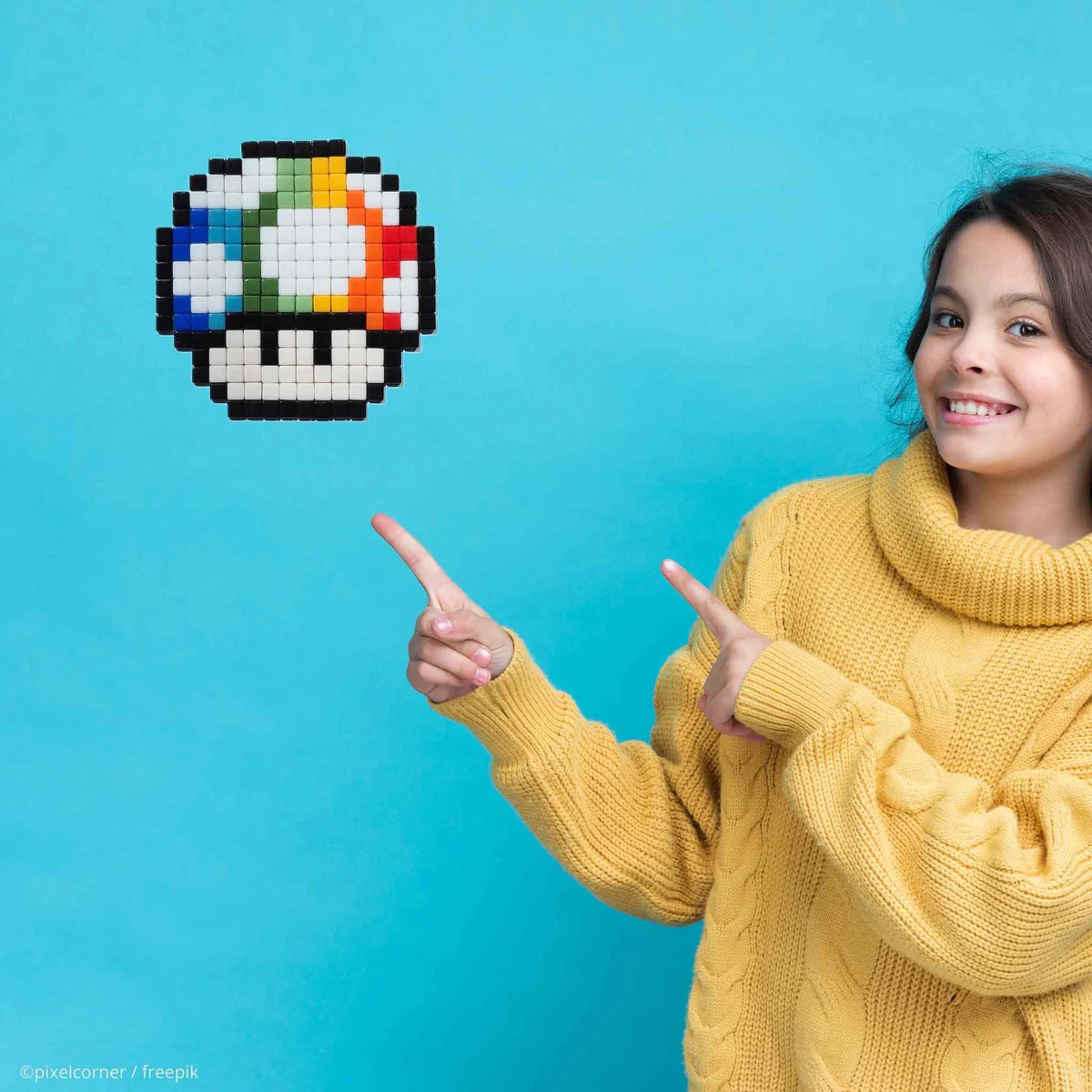 La mosaïque pixel art Champignon Rainbow sur un mur bleu