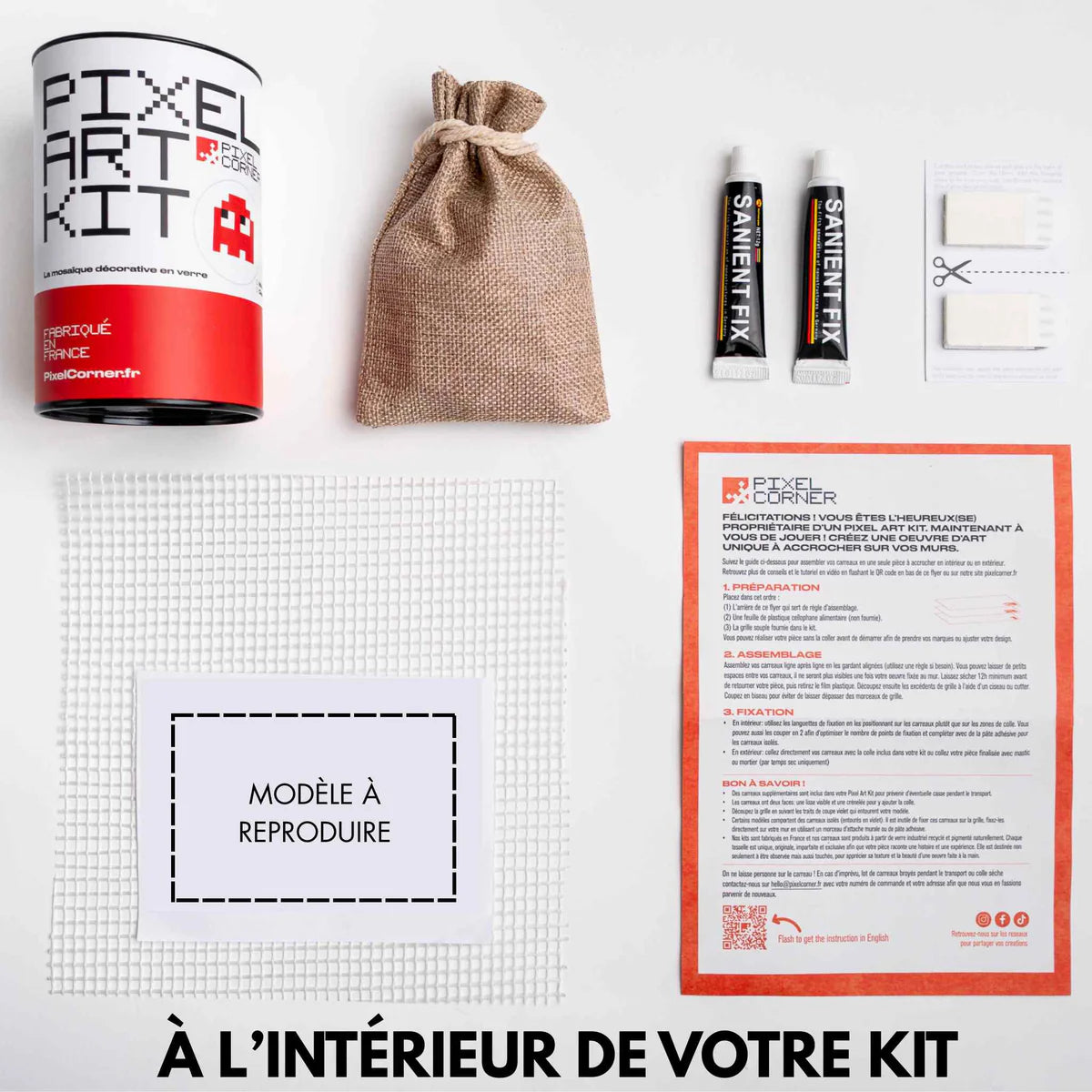 Comprend une boite avec les instructions, un sac avec les pièces et des éléments pour fixer le pixel art