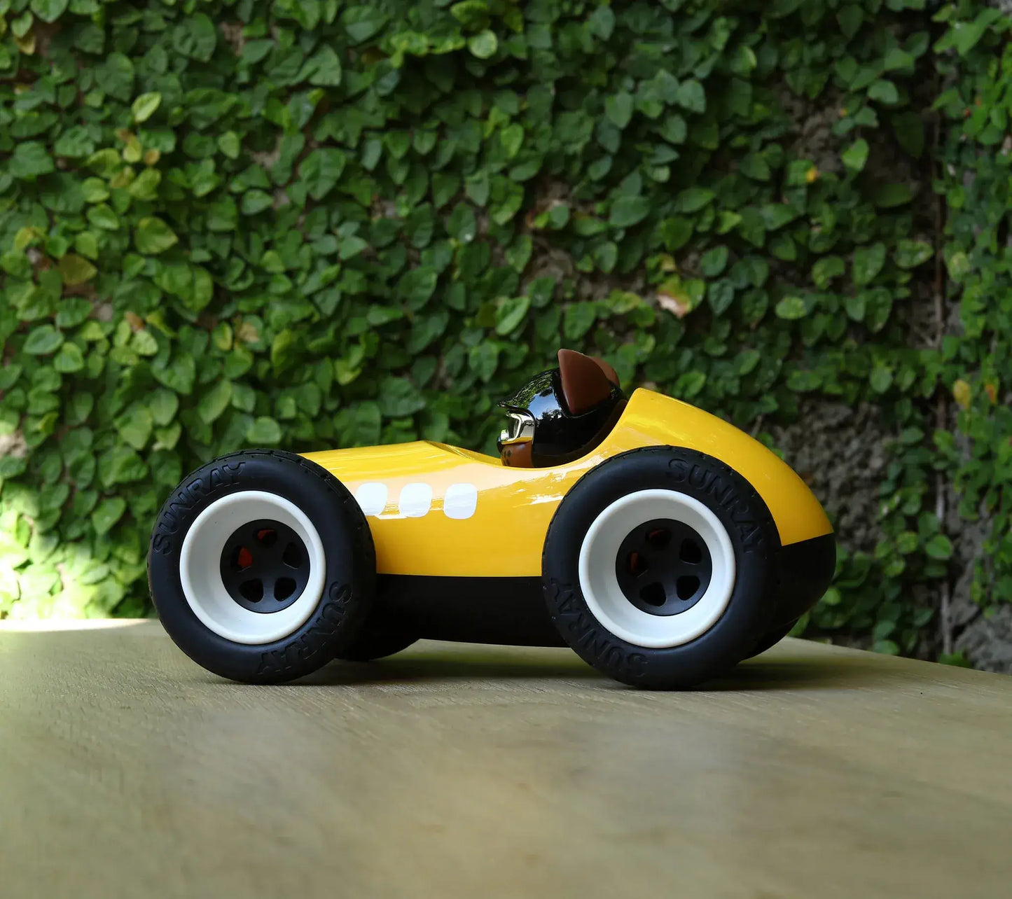Voiture miniature Playforever Egg Sunnysider jaune vue de profil