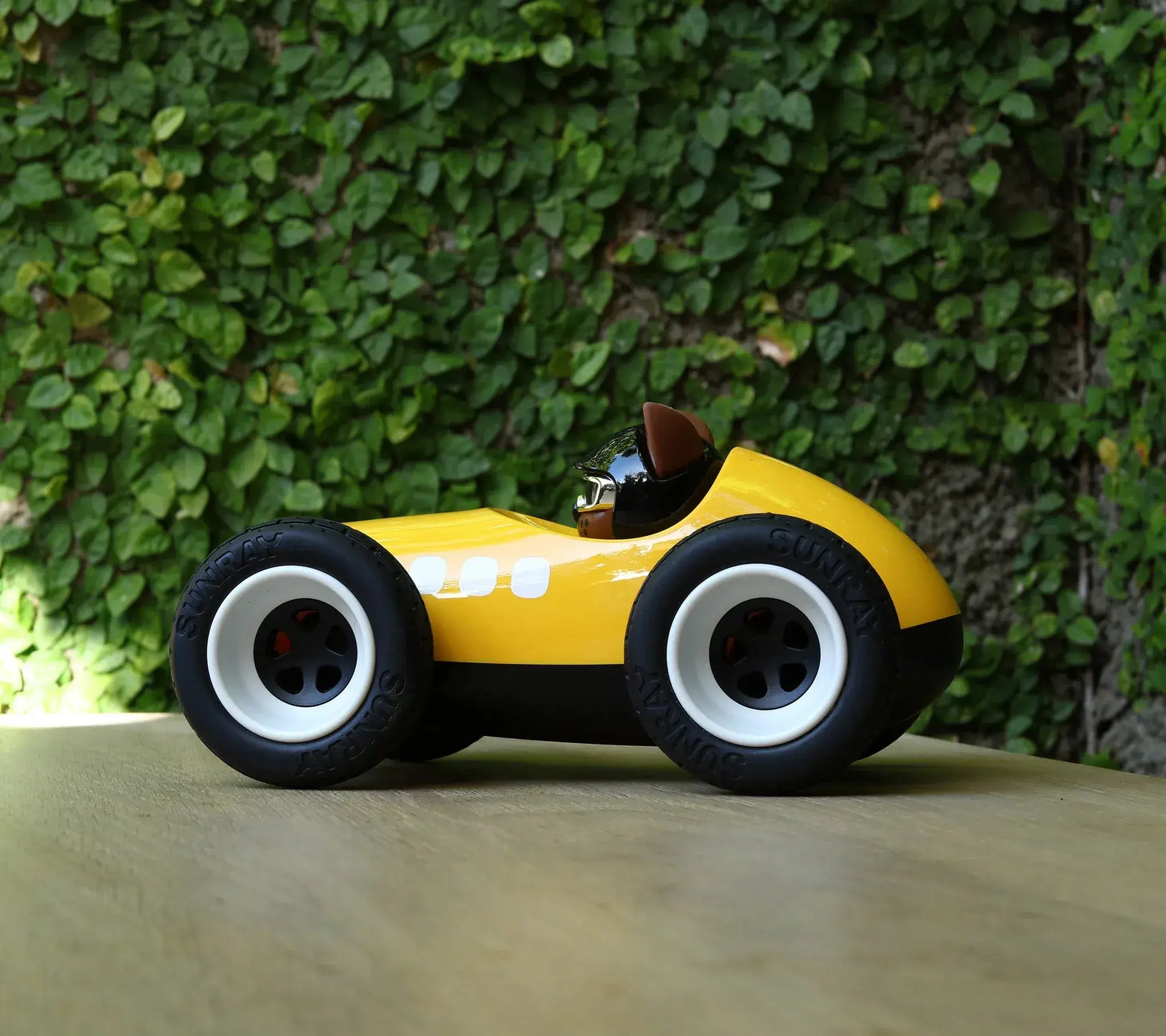 Voiture miniature Playforever Egg Sunnysider jaune vue de profil