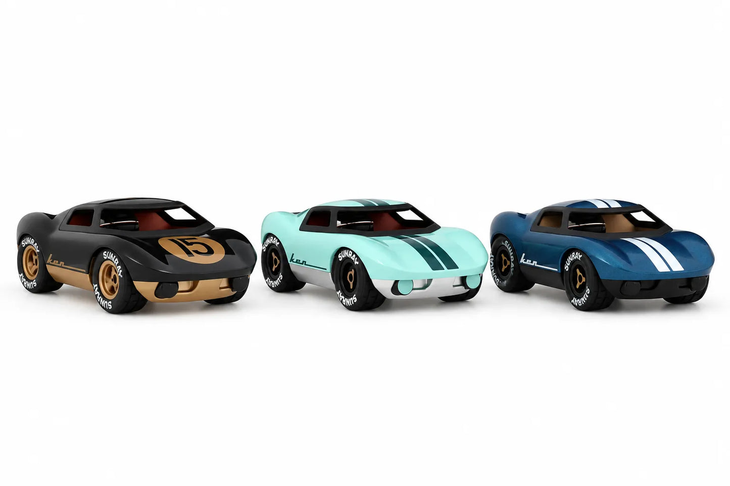 Les trois voitures Playforever Ken : Ken Cave noire, Ken Cash bleue et Ken Parton turquoise réunies sur fond clair.