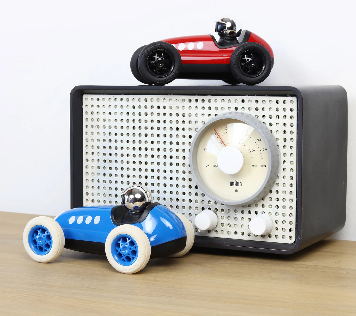 Voiture miniature Playforever Loretino Monaco bleue dans un intérieur devant une radio