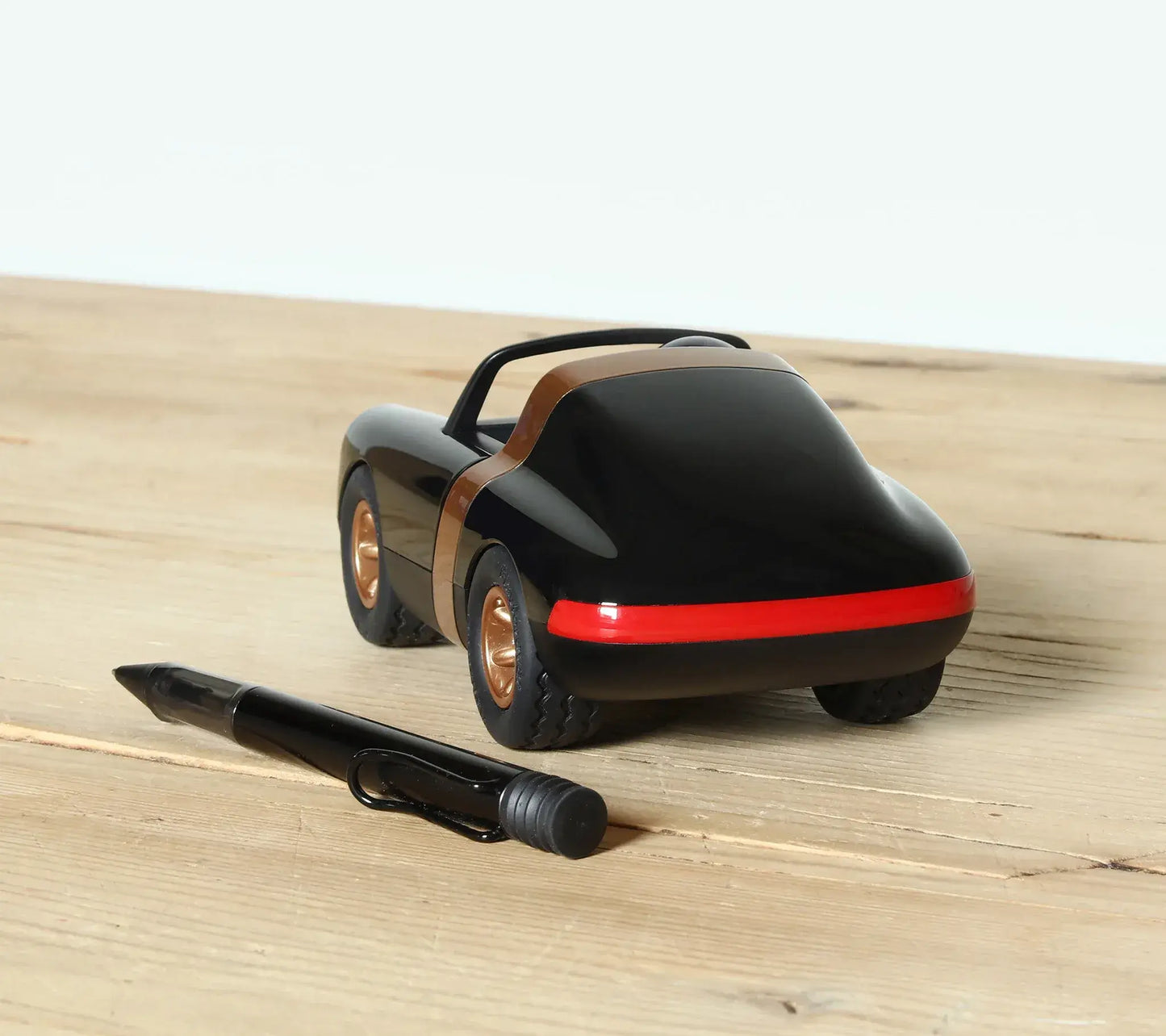 Vue arrière de la voiture miniature Playforever Luft Crow noire et or montrant ses dimensions