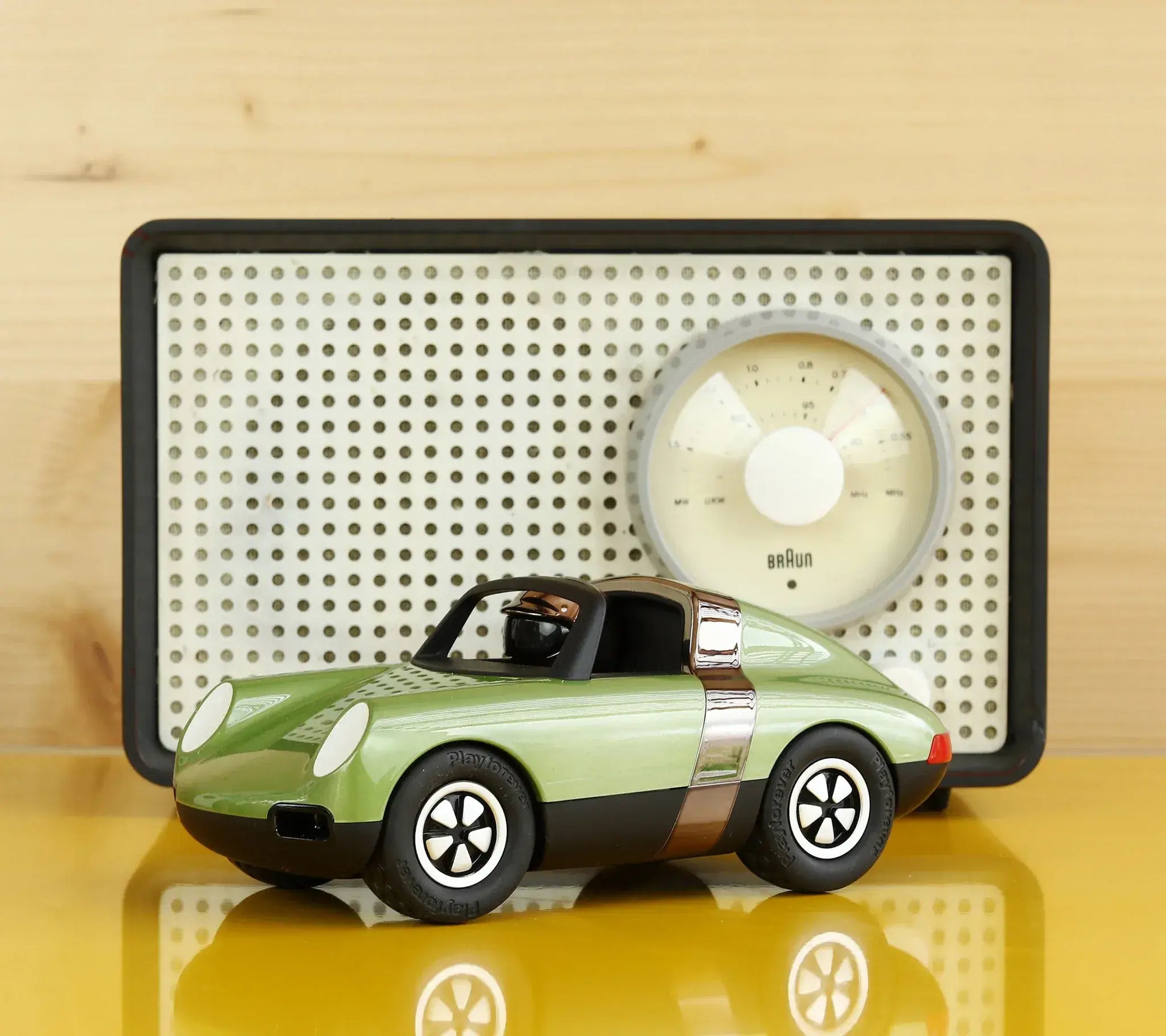 Voiture miniature design Playforever Luft Hopper verte dans un univers inspiré du design industriel