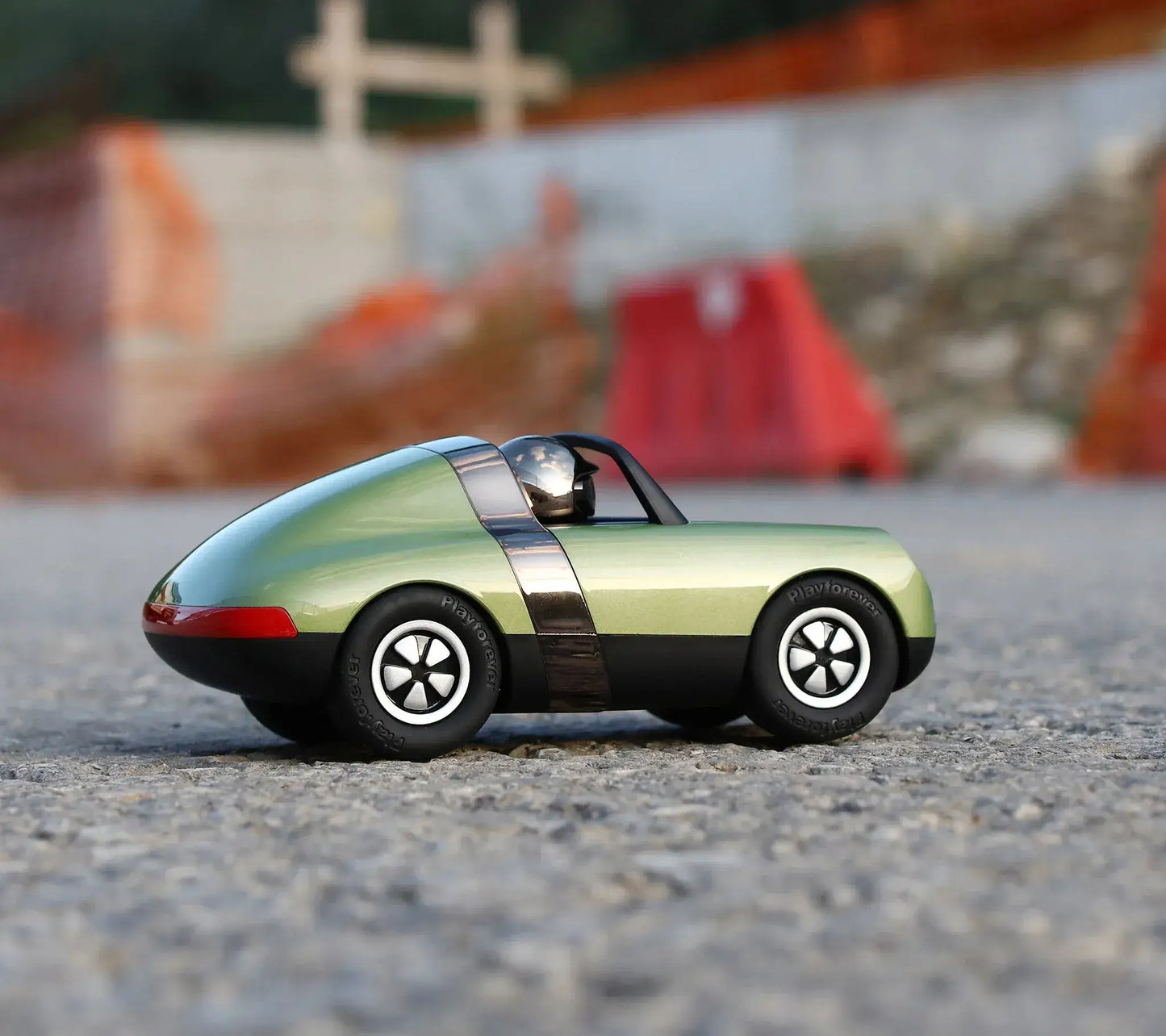 Voiture jouet design Playforever Mini Luft Hopper verte vue de profil