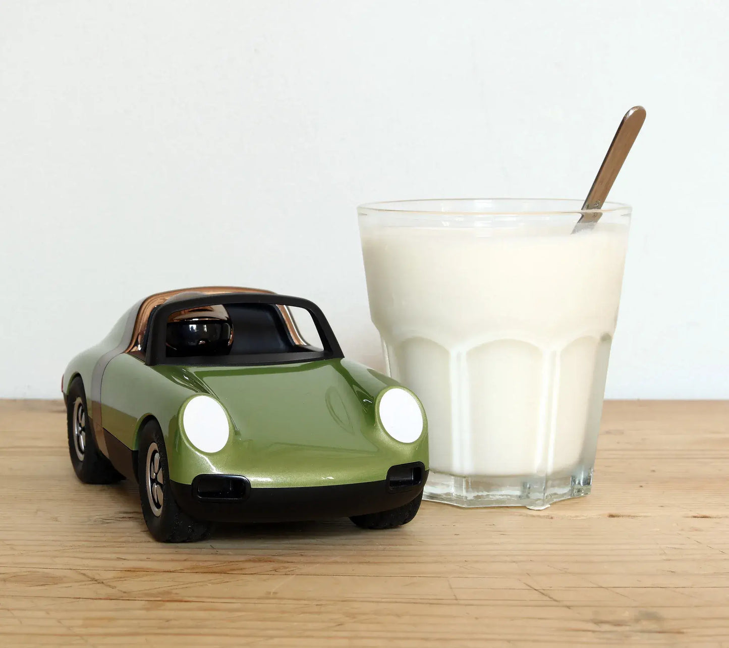 Voiture miniature Playforever Luft Hopper verte présentée à côté d'un verre pour montrer son format
