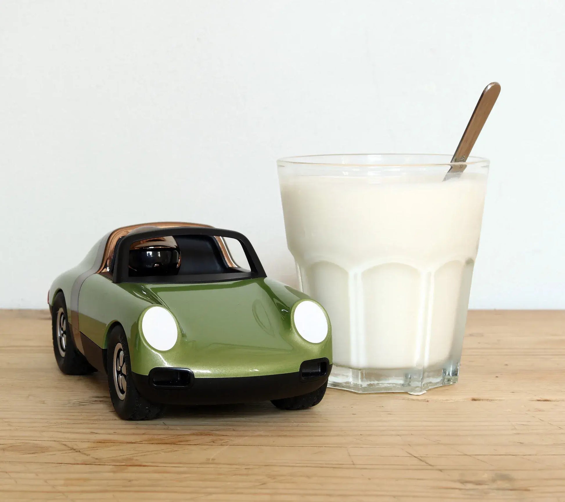 Voiture miniature Playforever Luft Hopper verte présentée à côté d'un verre pour montrer son format
