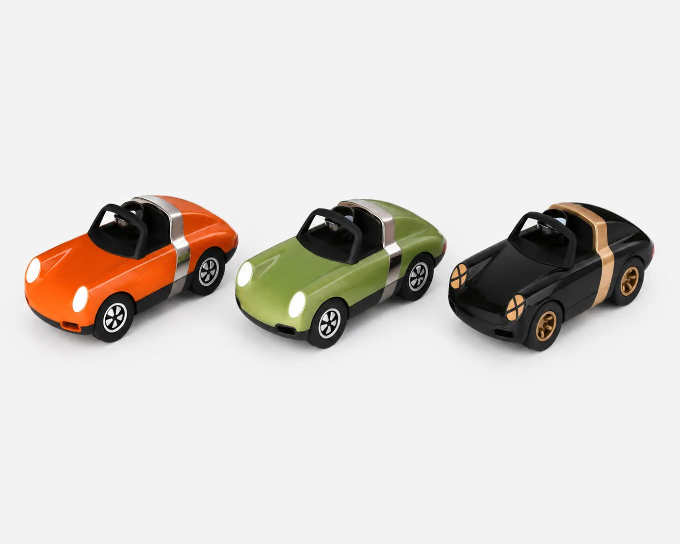 Trois versions de la voiture Playforever Luft en orange, vert olive et noir