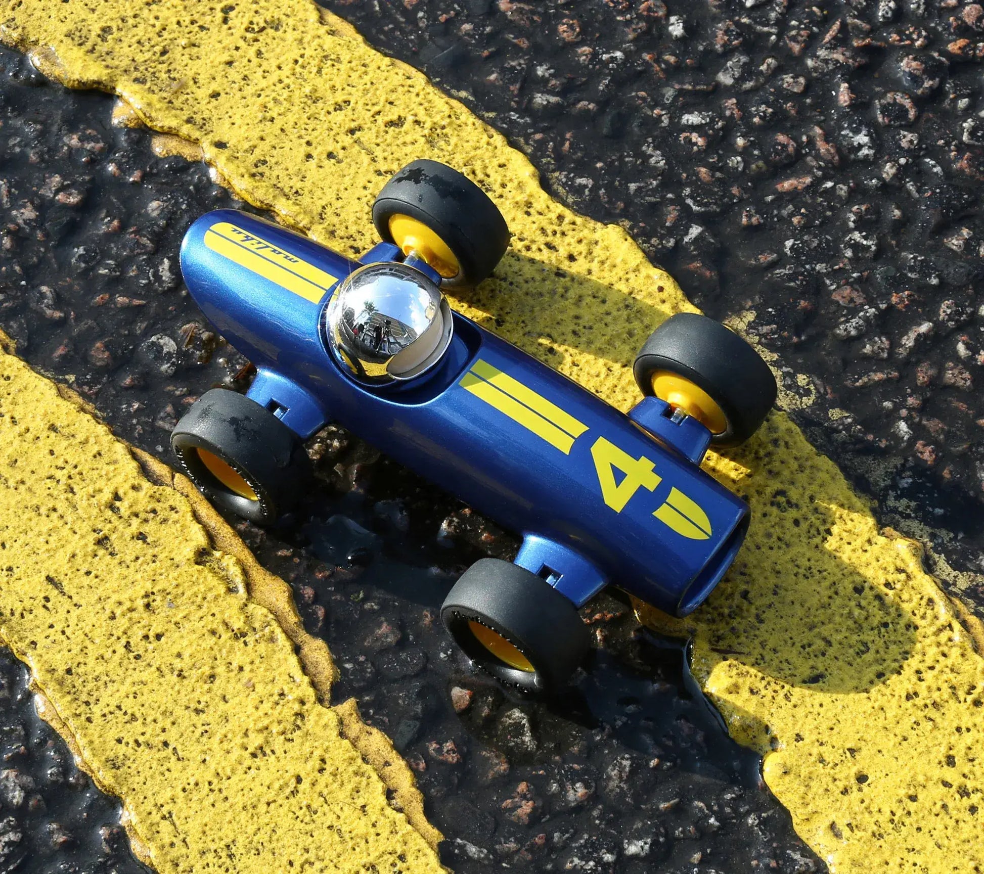 Voiture miniature Playforever Malibu Lucas sur chaussée inspirée des circuits automobiles
