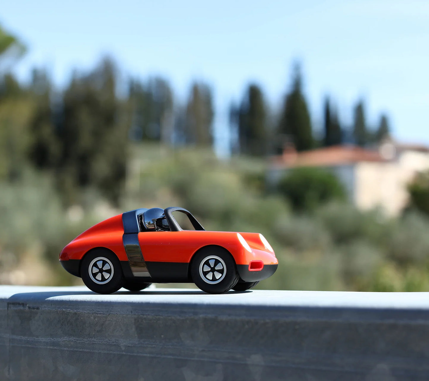 Voiture miniature design Playforever Mini Luft Biba rouge vue de profil
