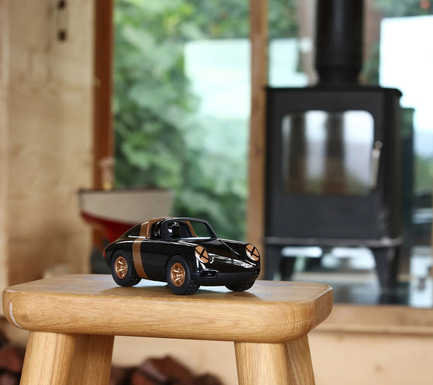 Voiture miniature design Playforever Mini Luft Crow noire en décoration intérieure