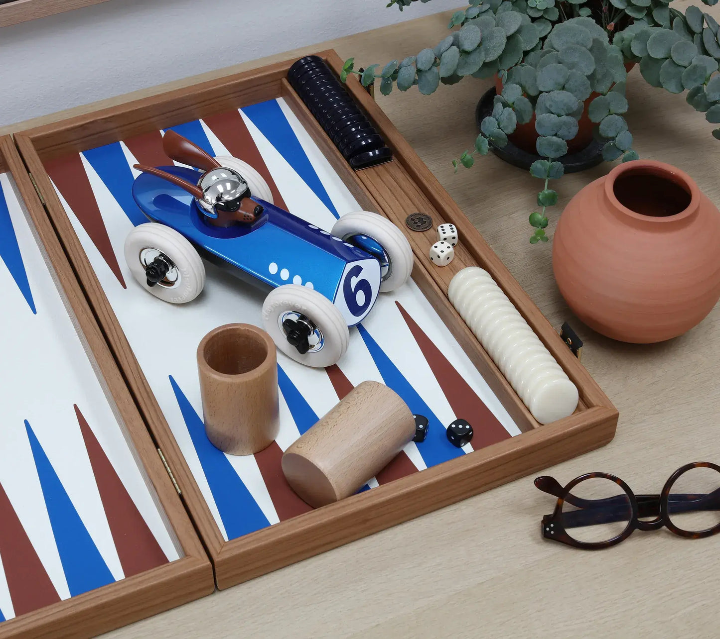 Voiture miniature Playforever Rufus Bertie bleue sur plateau de jeu