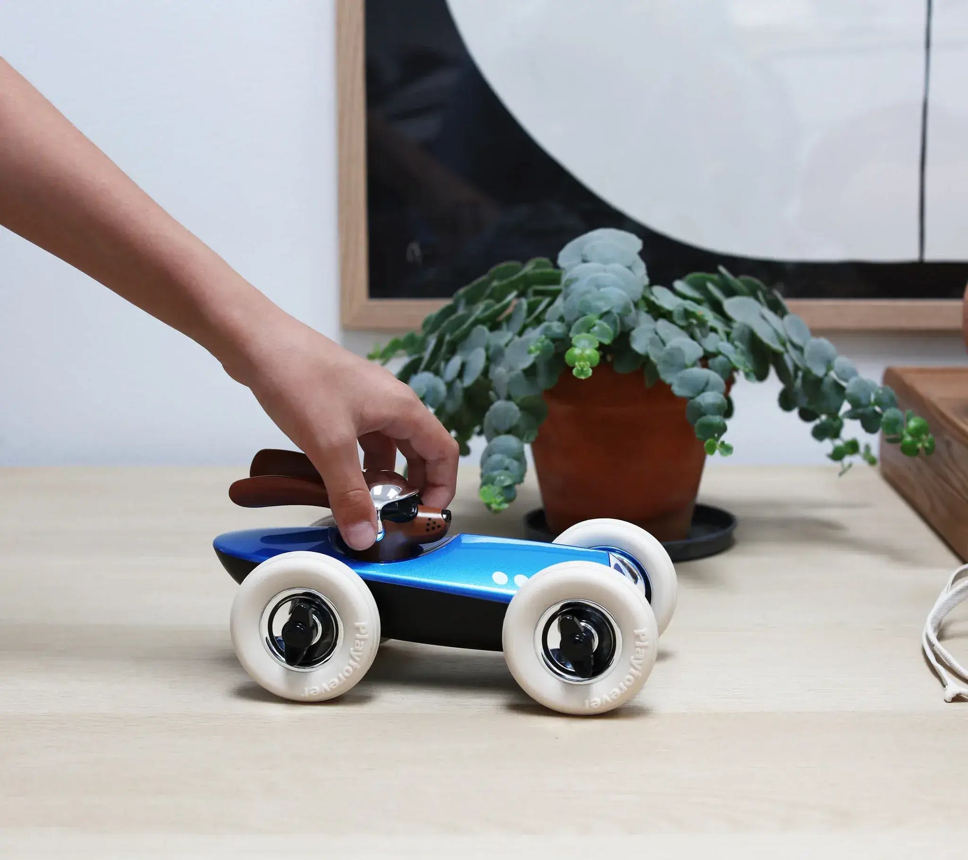 Voiture miniature Playforever Rufus Bertie bleue prise en main