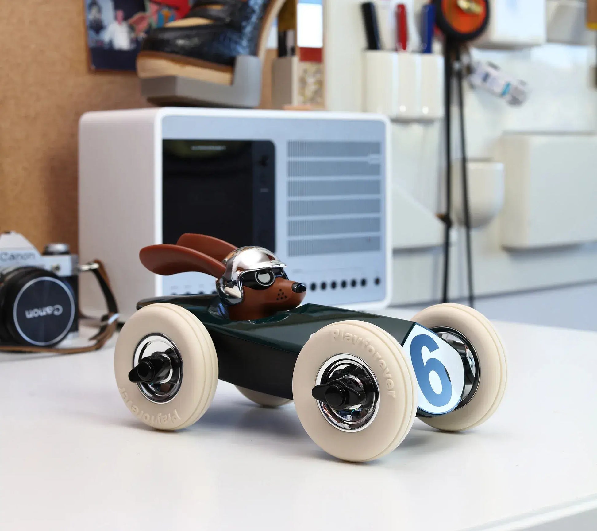 Voiture miniature Playforever Rufus Weller verte décoration bureau